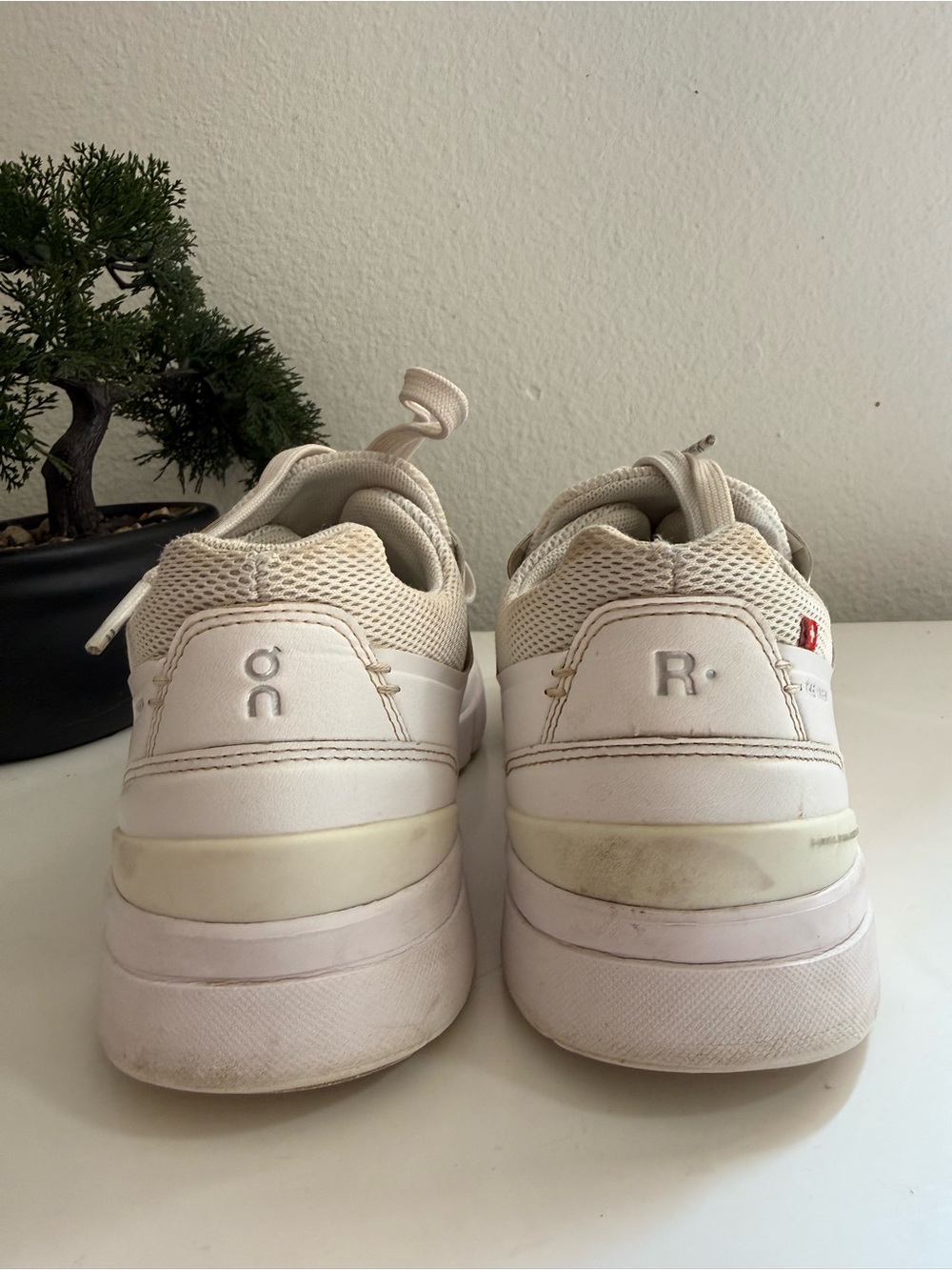 On Running the Roger advantage Women size 7.5 Sneakers in White and Cream - Picture 3 of 7